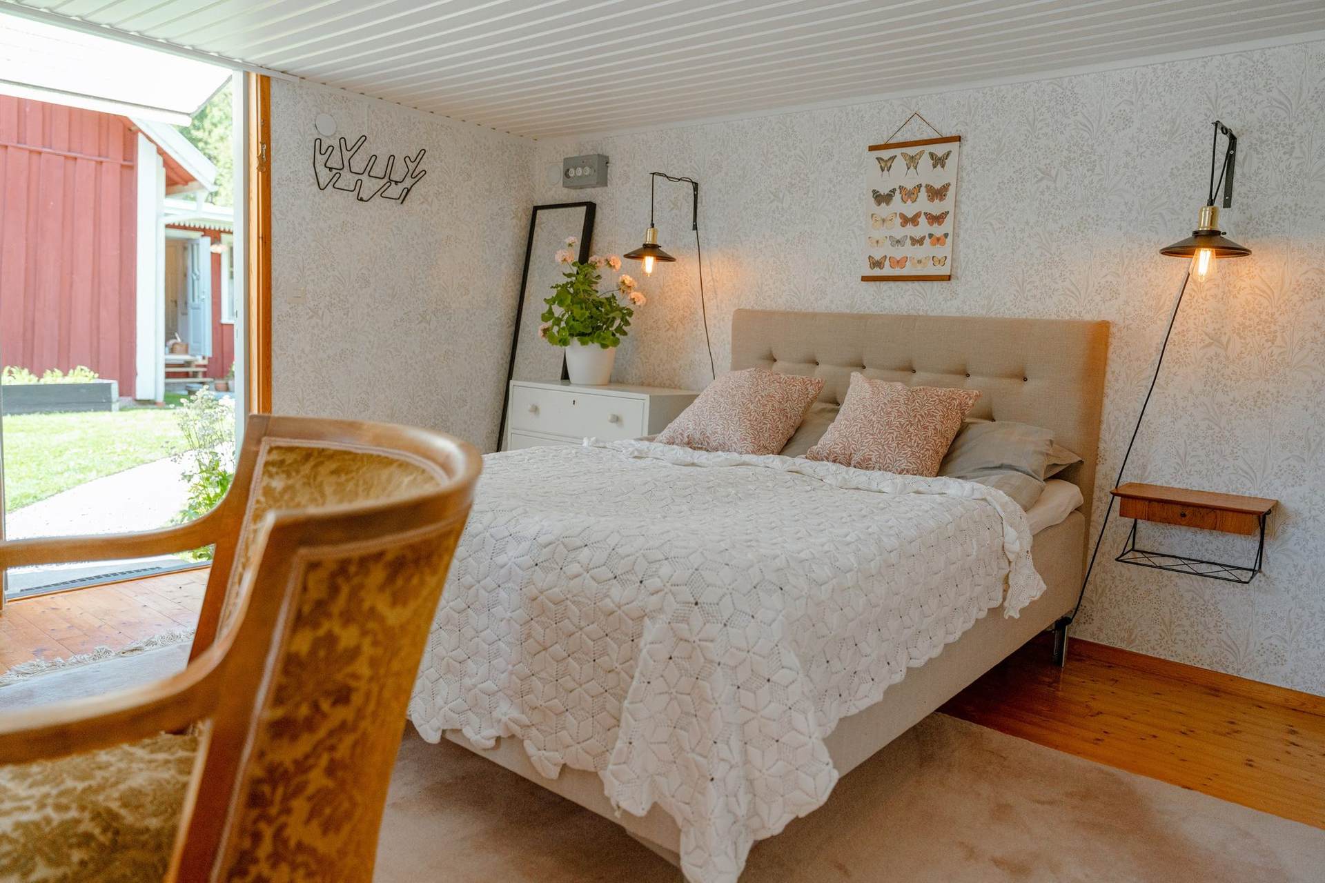 Bedroom 3 with a queen bed and wall lamps